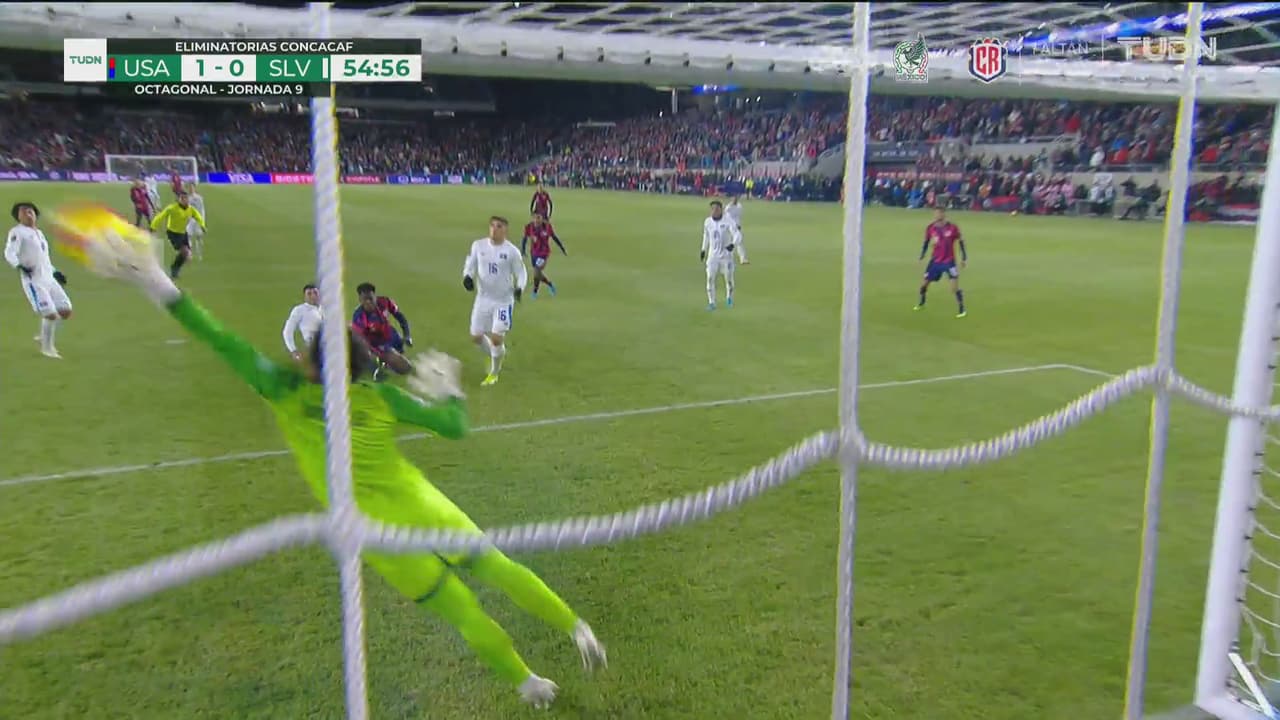 ¡Atajadón de González! Con una mano evita el segundo del Team USA