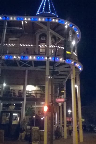 El Weatherford Hotel en Flagstaff: Este histórico hotel abrió sus puertas en el día de Año Nuevo de 1900 y es conocido por hospedar a importantes personalidades como William Randolph Hearst y hasta el ex presidente estadounidense Theodore Roosevelt. Pero también es famoso por sus historias de fantasmas. Dice la historia que una pareja fue asesinada en este hotel en los 1930.