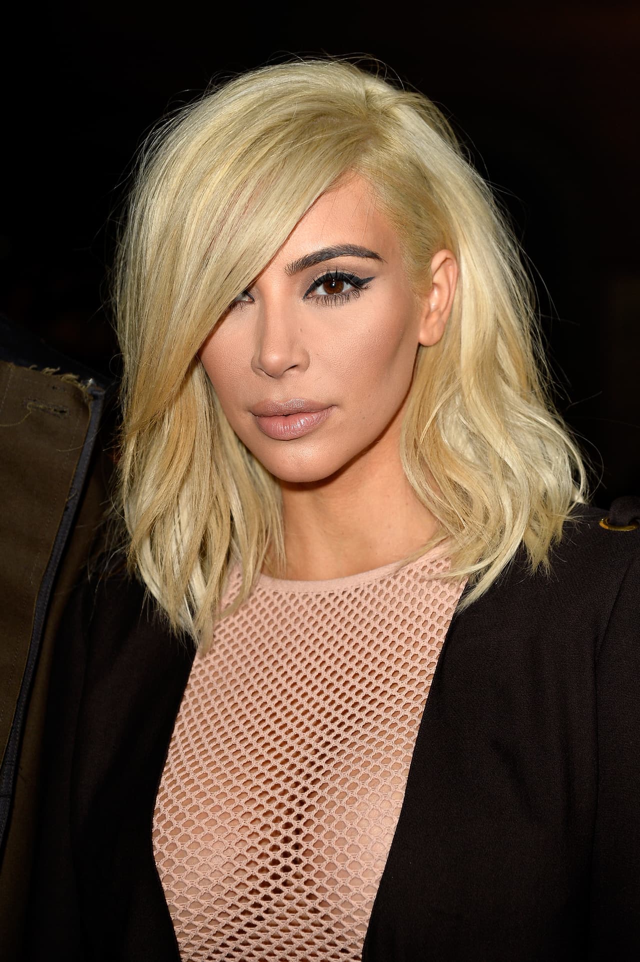 17. No es Blondie. Es Kim teñida toda de rubio en el Paris Fashion Week en marzo de 2015. Su look fue muy criticado por lo que no pasó mucho tiempo con este color.
<br>