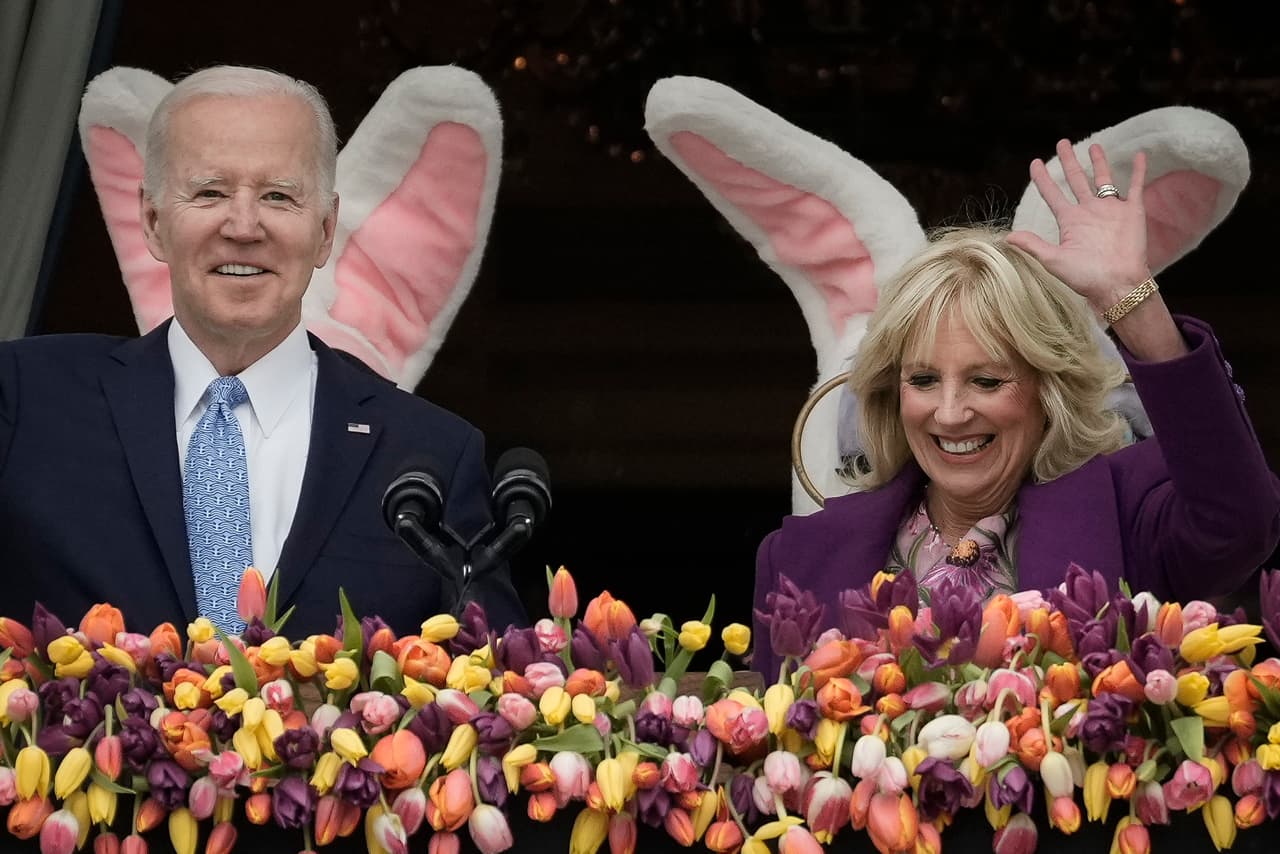 El presidente Joe Biden y la primera dama Jill Biden en la celebración del 
<b>Easter Egg Roll</b> en el jardín sur de la Casa Blanca, este 18 de abril de 2022.
<br>
<br>La tradición del Easter Egg Roll regresó este año después de haber sido cancelada en 2020 y 2021 debido a la 
<a href="https://www.univision.com/temas/pandemia">pandemia de coronavirus.</a>