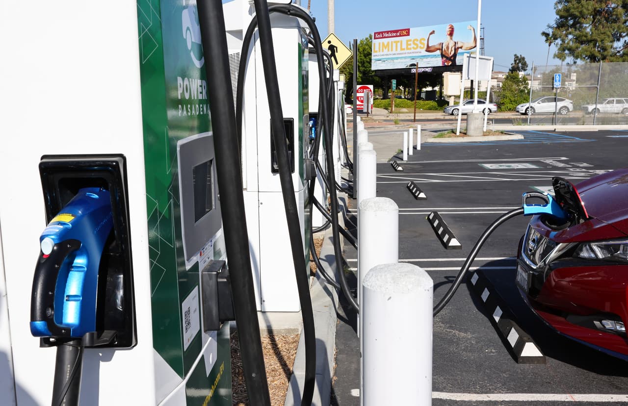 $12.4 millones para compras y arrendamientos de vehículos eléctricos, infraestructura para vehículos eléctricos e infraestructura para cargar este tipo de vehículos en toda la ciudad.