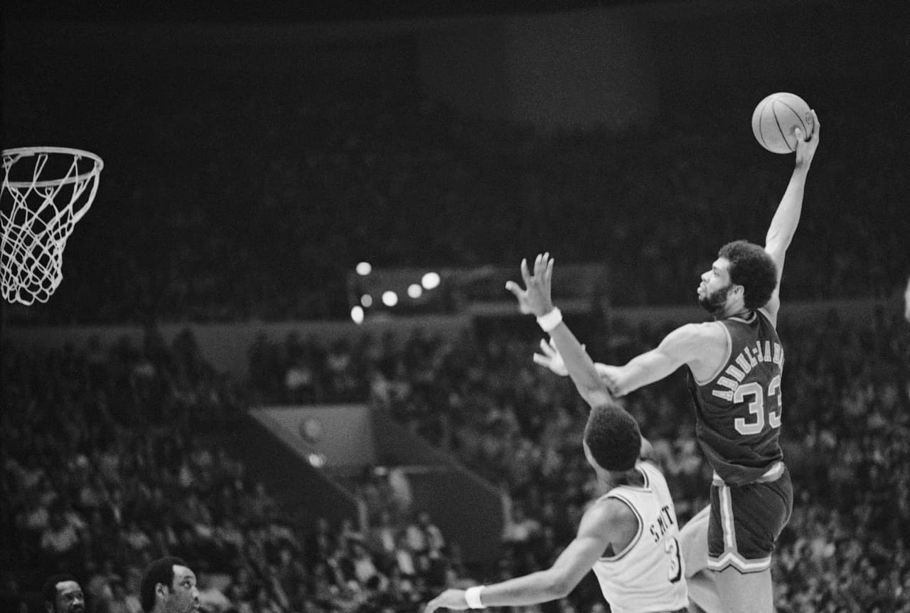 En primer lugar se encuentra Kareem Abdul-Jabbar con 38,387 puntos.