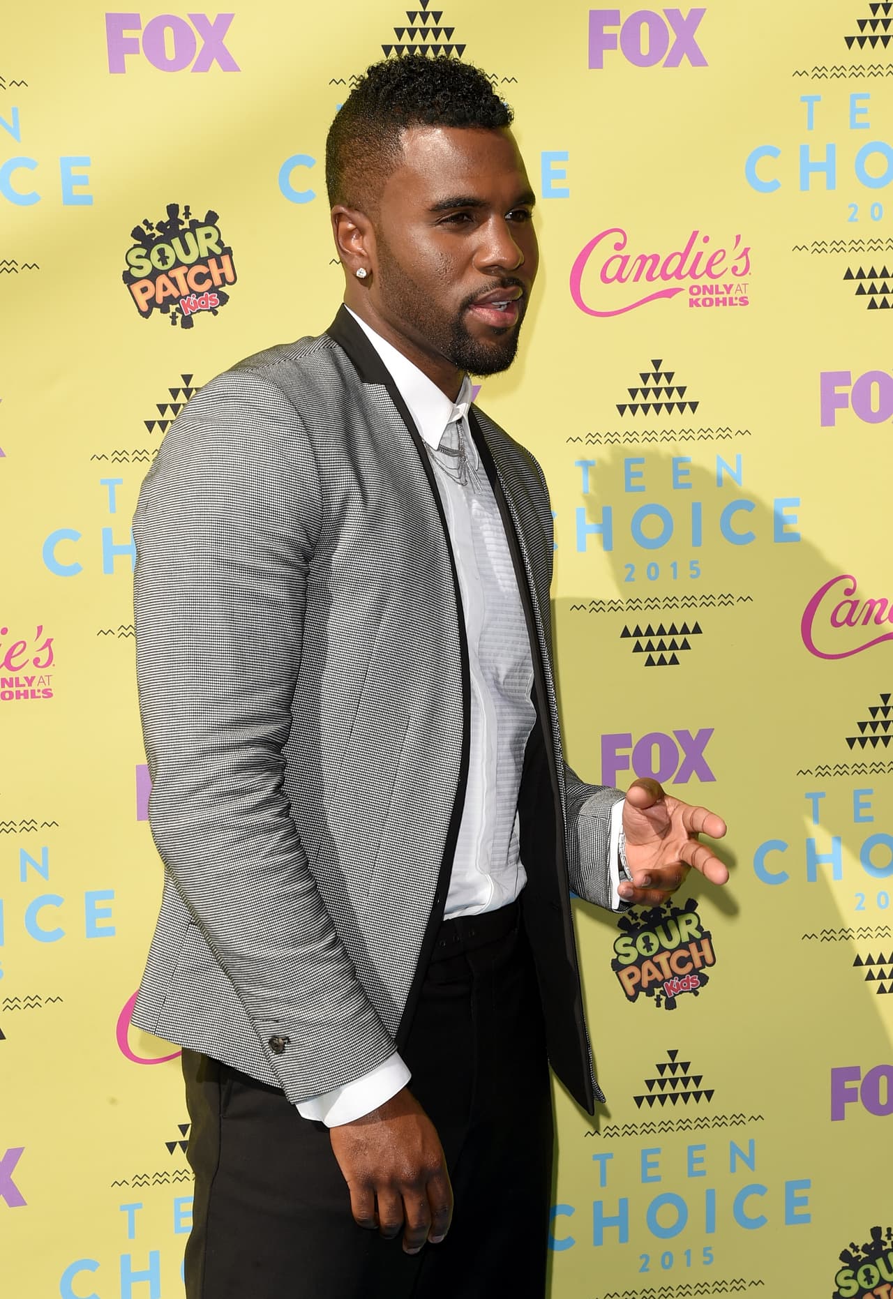 El cantante Jason Derulo llegó súper fashionista a la alfombra de los Teen Choice.