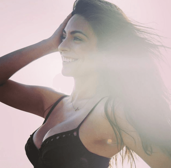 Ana Brenda Contreras es una actriz, cantante y modelo nacida en McAllen, Texas, pero con ascendencia mexicana.