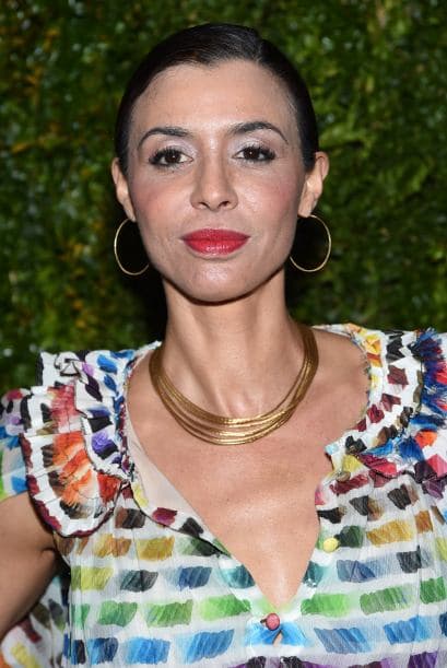 Cuello bote. De hombro a hombro, el aliado perfecto para este escote son los collares cortos y sencillos,