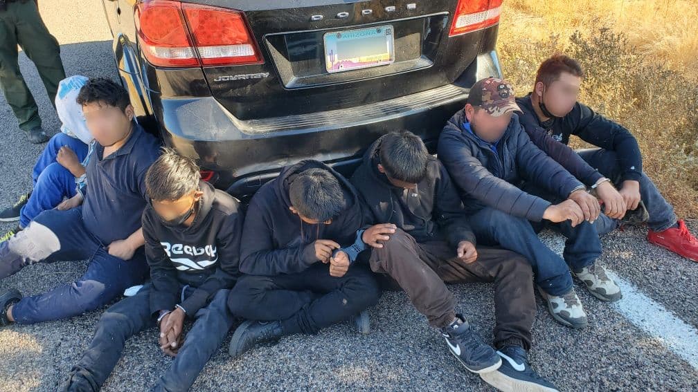 En una parada de vehículos en la carretera I-19, por Frontage Road, al norte del puesto de control de la Patrulla Fronteriza, los agentes encontraron que el conductor estaba transportando a siete inmigrantes indocumentados.