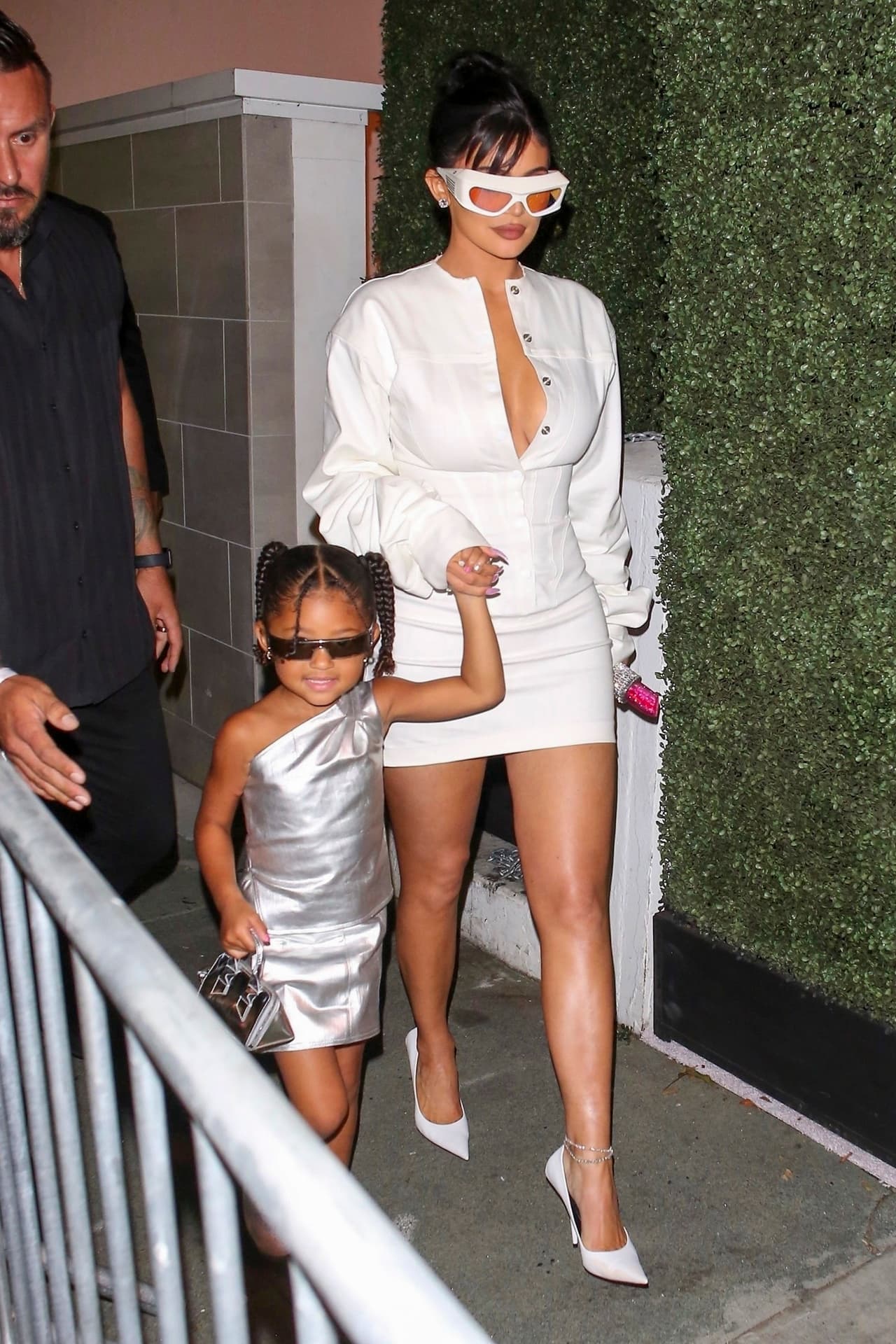 Por su parte, Jenner acudió al evento, en el que presentó nuevos kits para los labios de su marca de cosméticos, con un minivestido de escote profundo, zapatillas y gafas blancas. 
<br>