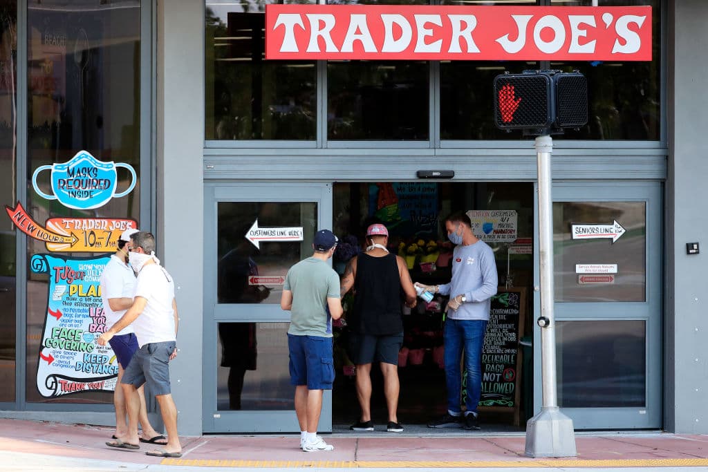 <b>Trader Joe's. </b>La cadena de supermercados Trader Joe's, con más de 50,000 empleados en el país, dijo el jueves que les dará dos horas de pago extra por una de las dos dosis que reciban de la vacuna. La compañía declaró que ajustará los horarios para asegurarse de que los empleados tengan tiempo para ir a vacunarse.