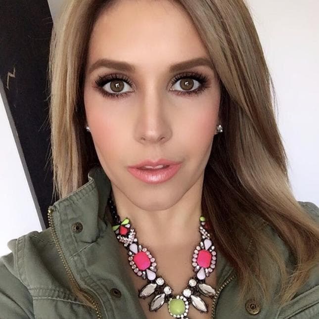 Por último, teniamos que incluir a nuestra fashionista de K-Love 107.5FM,
<b>Erika Reyna</b>, quién siempre nos inspira con sus diferentes looks.