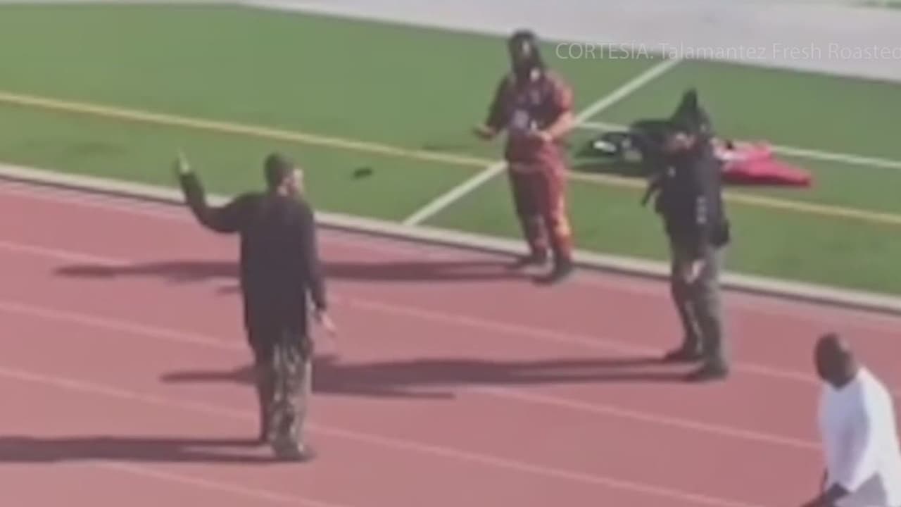 Un hombre ingresa con un hacha a un juego de fútbol en una escuela de San Antonio