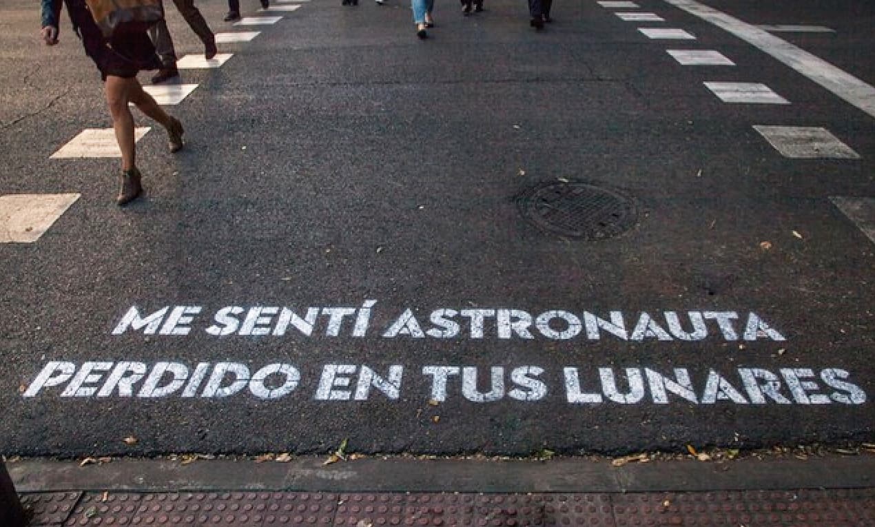 Un total de 33 frases alegran las calles de Madrid y 11 las de Barcelona. Ésta también es del músico Rayden.