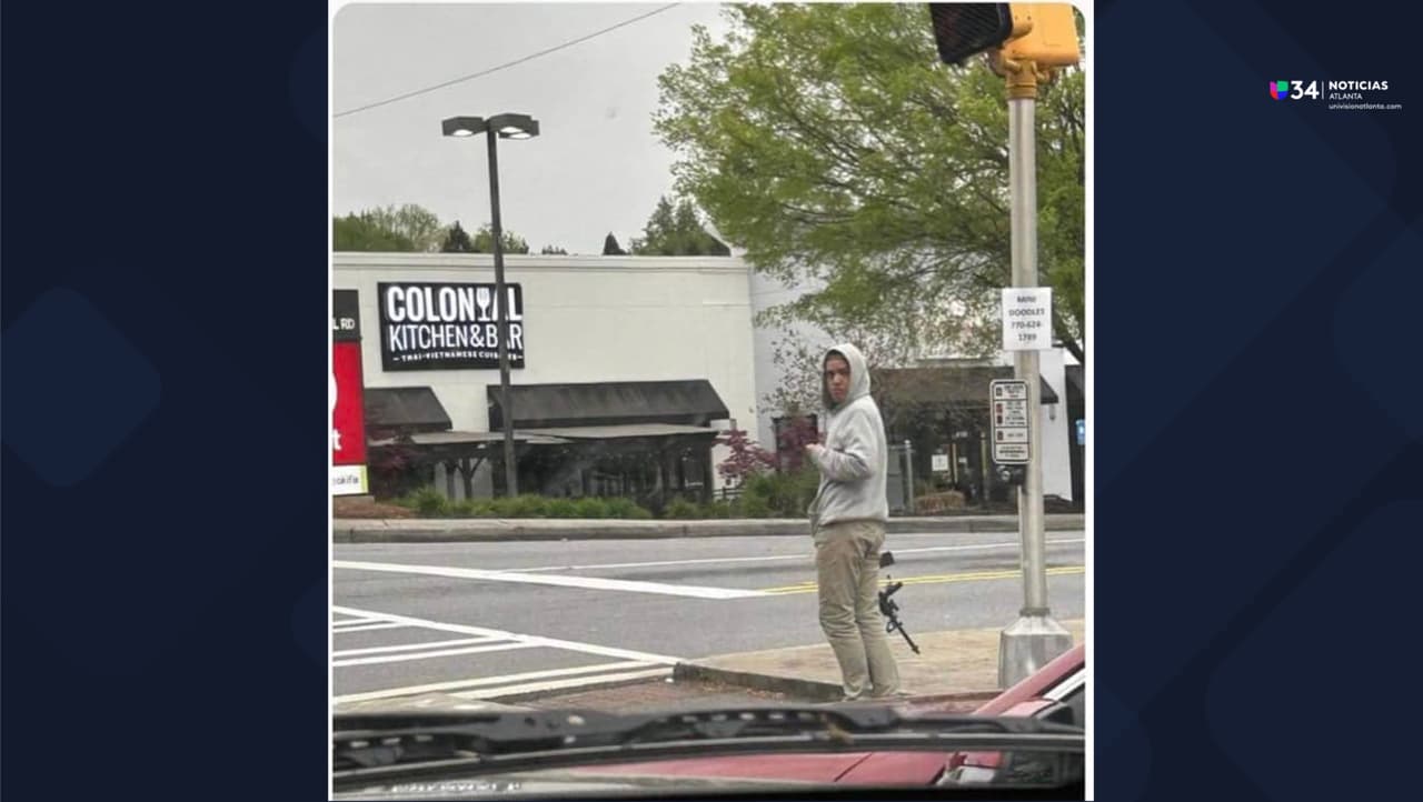 Arrestan a hombre que fue captado armado y apuntando a conductores con un rifle en una calle en Metro Atlanta 