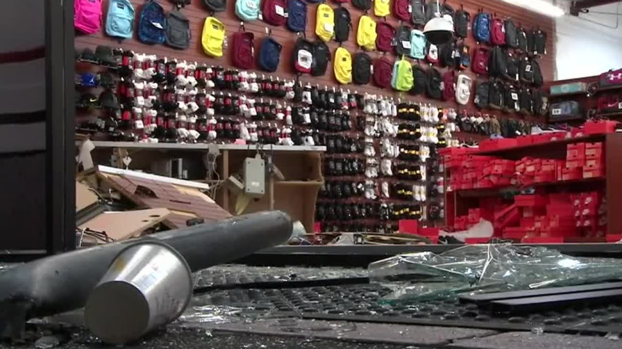 Tres personas heridas dejó el choque de un vehículo contra un local comercial