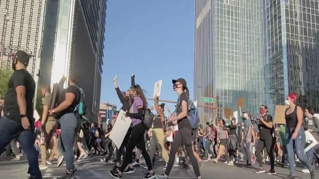 Miles de personas marcharon por las calles de Phoenix a pesar de las altas temperaturas para exigir un alto a la brutalidad policiaca y justicia para George Floyd.
<br>