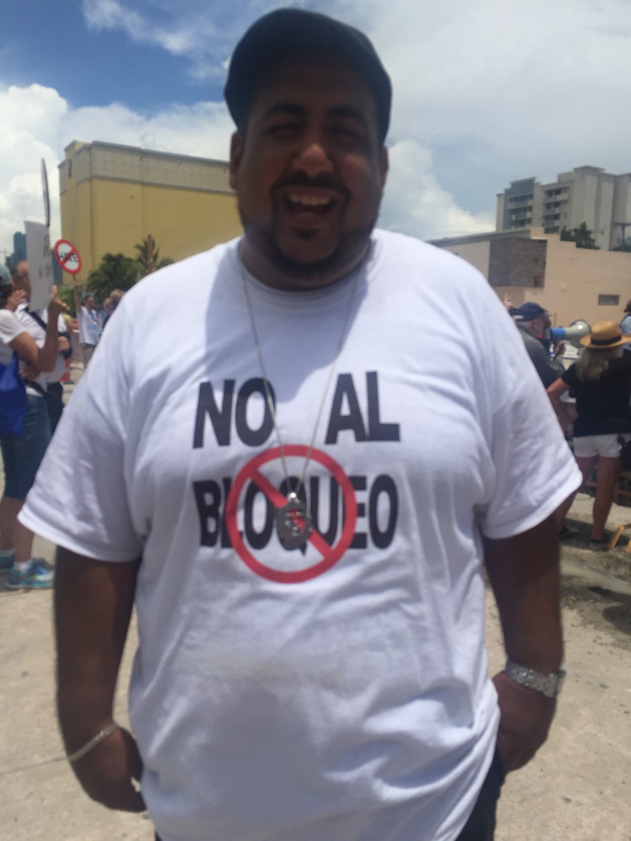 Michael Martínez, cubanoestadounidense de Miami llegó a la protesta con una camiseta en rechazo al embargo económico a la isla y un colgante del Che Guevara. "Estoy en contra de cualquier nueva restricción de viajes que imponga el régimen de Trump, cualquier restricción en el envío de paquetes y remesas a mi familia. Estoy aquí porque el embargo es una industria donde un grupo de cubanos que no tienen familias en Cuba se ganan el pan a costa de los otros", afirmó.