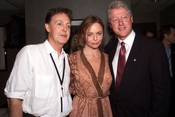 Stella McCartney es la tercera hija del ex Beattle (segunda hija biológica con Linda McCartney).Mira aquí los videos más chismosos.