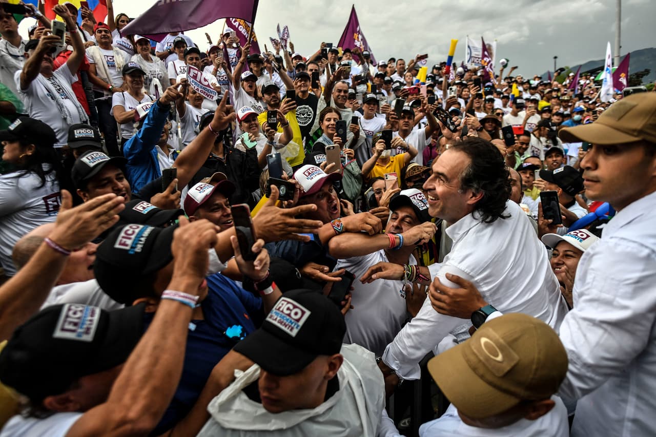 Gutiérrez saluda a sus seguidores en su cierre de campaña. Hubo intimidaciones contra Petro y Gutiérrez denunció también intimidaciones que, sumadas a un clima tenso por la violencia, despierta el temor
<b>al magnicidio en un país donde cinco candidatos presidenciales fueron asesinados en el siglo XX. </b>
<br>