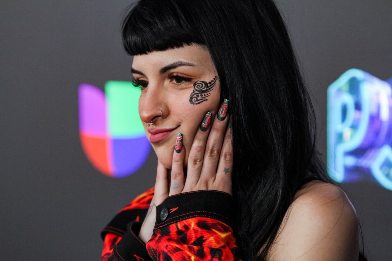 Cazzu llevó las uñas con tatuajes al igual que el que lleva en el rostro.