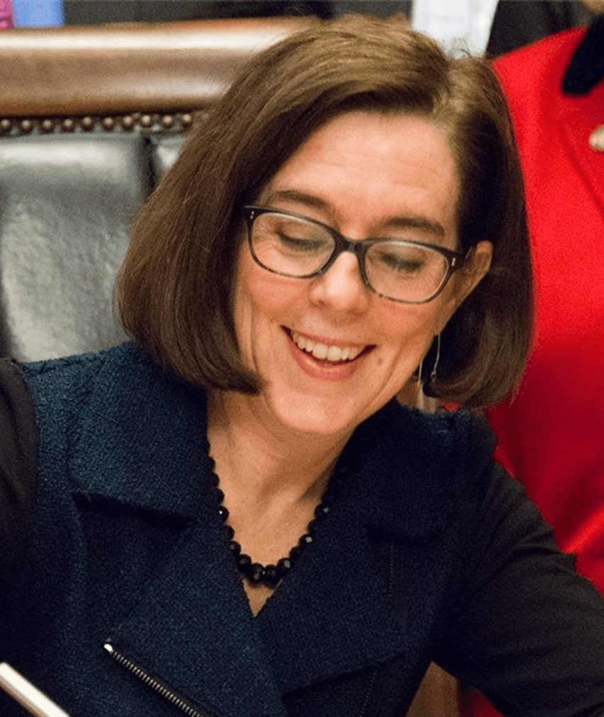 Kate Brown es la primera gobernadora electa abiertamente bisexual.