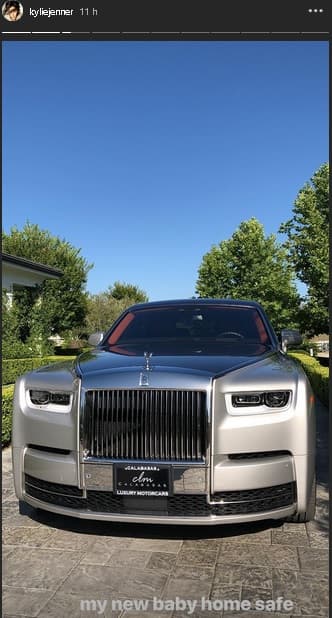 El auto que Kylie presumió con varias publicaciones en sus historias de 
<b><a href="https://www.instagram.com/kyliejenner/?hl=es-la" target="_blank">Instagram</a></b> (foto) tiene un precio base de 450 mil dólares, de acuerdo a información de 
<b><a href="https://www.dailymail.co.uk/tvshowbiz/article-7208809/Kylie-Jenner-shows-450-000-Rolls-Royce-Phantom.html" target="_blank">Daily Mail</a></b>. La joven miembro del clan Kardashian Jenner se refirió a él como: 
<b>“Mi nuevo bebé a salvo en casa”</b>.