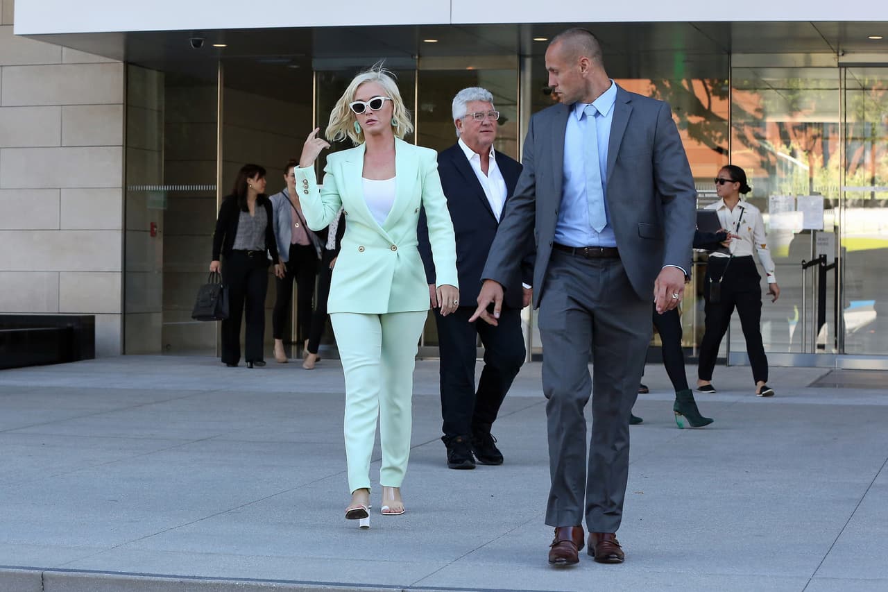 De acuerdo con un reporte de ET Online, Gray y los coautores de la canción 
<b><a href="https://www.etonline.com/katy-perry-and-her-team-ordered-to-pay-278-million-in-dark-horse-copyright-lawsuit-129717">presentaron la demanda buscando justicia</a></b>, informaron sus representantes legales.
<br>