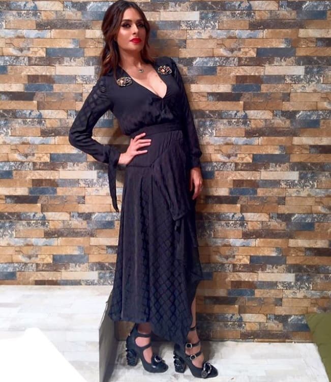 Las prendas unicolor ayudan a estilizar y alargar la figura.