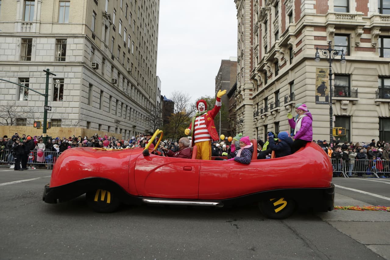 Un carro con Ronald Mcdonalds es parte de la marcha.
<br>