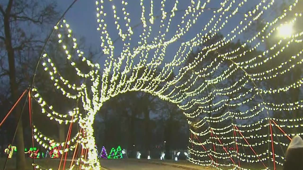 <h3 class="cms-H3-H3"><b>Festival de Luces de Aurora</b></h3>
<br>La ciudad de Aurora también ofrece un espectáculo. Se trata del Festival de las Luces de Aurora que está abierto todas las noches de 17 a 21 horas hasta la noche de Navidad en Phillips Park, 1000 Ray Moses Drive.