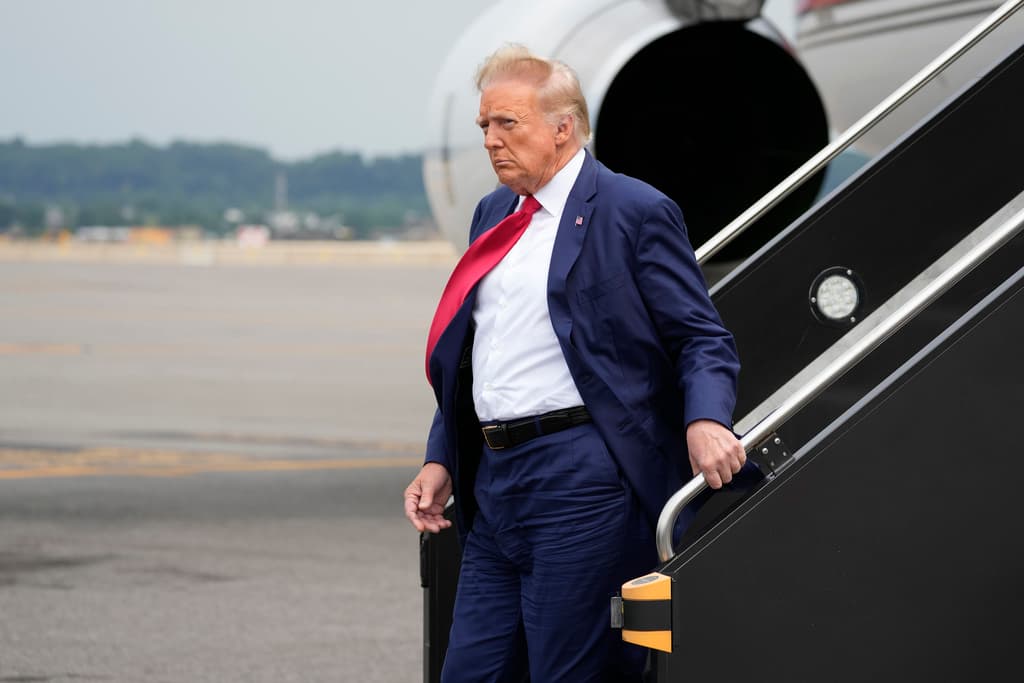 <a href="https://www.univision.com/local/washington-dc-wfdc/expresidente-donald-trump-comparece-corte-dc">Trump comparece ante un tribunal federal de distrito en la capital de la nación</a>, donde escucha los cargos levantados en su contra por un gran jurado federal, como parte de la investigación del fiscal especial Jack Smith sobre los esfuerzos del expresidente de anular los resultados de las elecciones presidenciales de 2020 y perpetuarse en el poder.
<br>