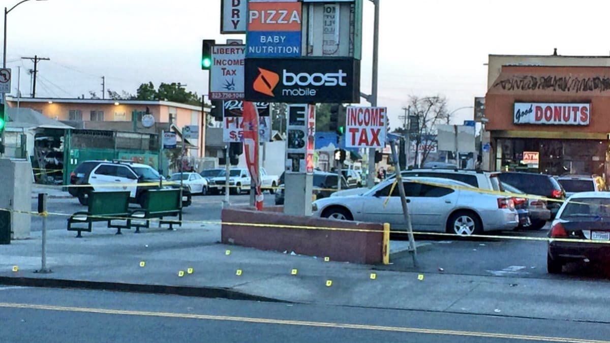 Muere uno de los tres adolescentes atacados en Sur Los Ángeles por pistolero que se dio a la fuga