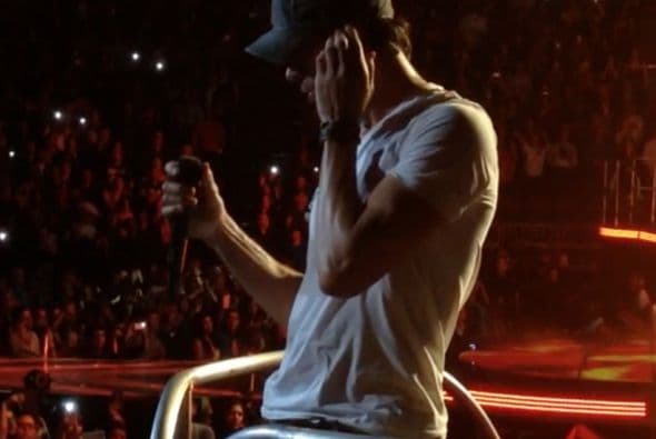 Con el US Airways completamente repleto, Pitbull y Enrique Iglesias hicieron retumbar el centro de Phoenix con un tremendo fiestón que duró más de 3 horas.En el concierto, estaban presentes celebridades como Jessica Cediel del Gordo y La Flaca y William Valdes de Despierta America, entre otros. Durante el show, los fans enloquecieron y corearon los éxitos de ambos artistas. Enrique Iglesias, hasta saltó del escenario para interactuar con su público y tomarse selfies con ellos.