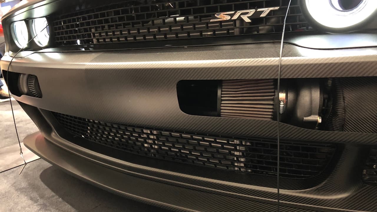 En esta imagen podemos ver los enormes turboalimentadores de acción simultanea modelo Precision 6875 del Dodge SpeedKore Demon asomados por aperturas en el parachoques delantero.