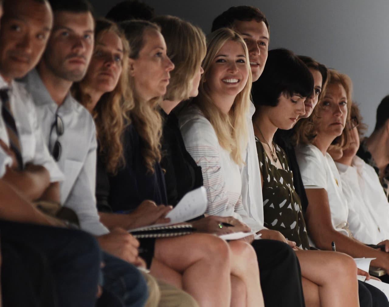 El dueño del New York Observer, Jared Kurshner e Ivanka Trump fueron algunos de los asistentes al desfile que Narciso Rodríguez ofreció en la Semana de la Moda del 2008.