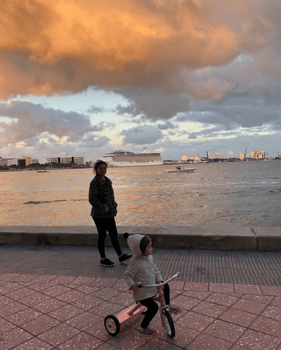 "¡Mis amores!", se lee debajo de esta imagen en la que posa la pequeña y su madre.