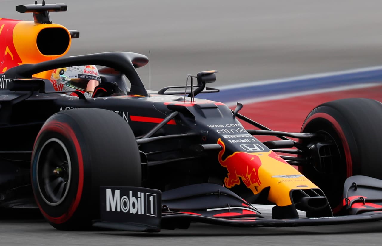 Verstappen y Bottas saldrán en la segunda y tercera posición, respectivamente. Ricciardo, Sainz, Ocon, Norris, Gasly y Albon, completan los primeros 10; Stroll arrancará en 13.