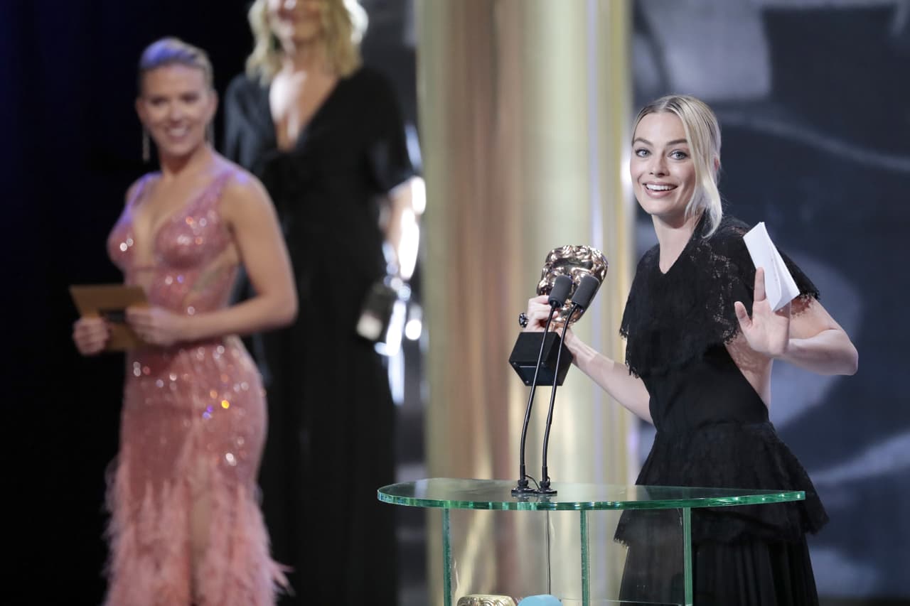 Por su parte, 'E News' confirmó que 
<b><a href="https://www.univision.com/famosos/el-principe-william-y-kate-middleton-se-codean-con-grandes-estrellas-y-se-rien-del-chiste-sobre-harry-fotos">la ausencia de Brad Pitt a los premios Bafta</a></b> se debió a que 
<b>quería estar con sus hijas, Zahara y Shiloh, </b>durante el proceso de recuperación.