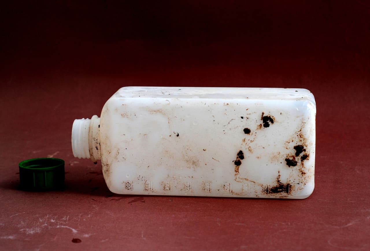 Amoniaco. El amoniaco, mezclado con agua y jabón para trastes, también es una buena opción para dejar como nuevos tus tenis blancos. Al igual que pasa con el agua oxigenada, sumerge los tenis por 30 minutos antes de ponerlos a sacar al sol.