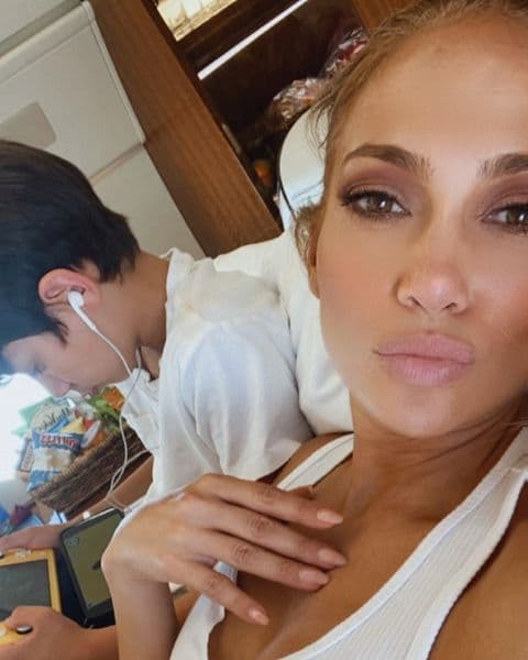Por su parte, Max, como es mejor conocido, se mantiene fuera del negocio del espectáculo, pero sí es un artista. JLo ha compartido en Instagram videos en los que él aparece cantando o tocando el piano.
<br>