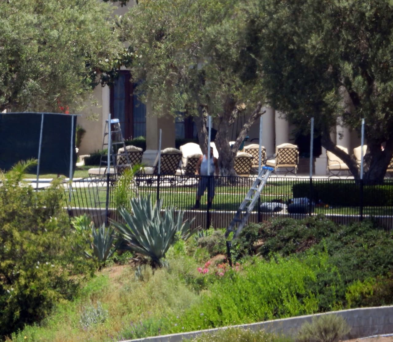 Meghan Markle y Harry no están pagando absolutamente nada por vivir en esta mansión, según dijo la asesora en bienes raíces Sandy Flores a El Gordo y La Flaca: "No se puede rentar una propiedad que está comprada como tu segunda residencia principal, es para ese objetivo, no la puedes rentar”.
<br>