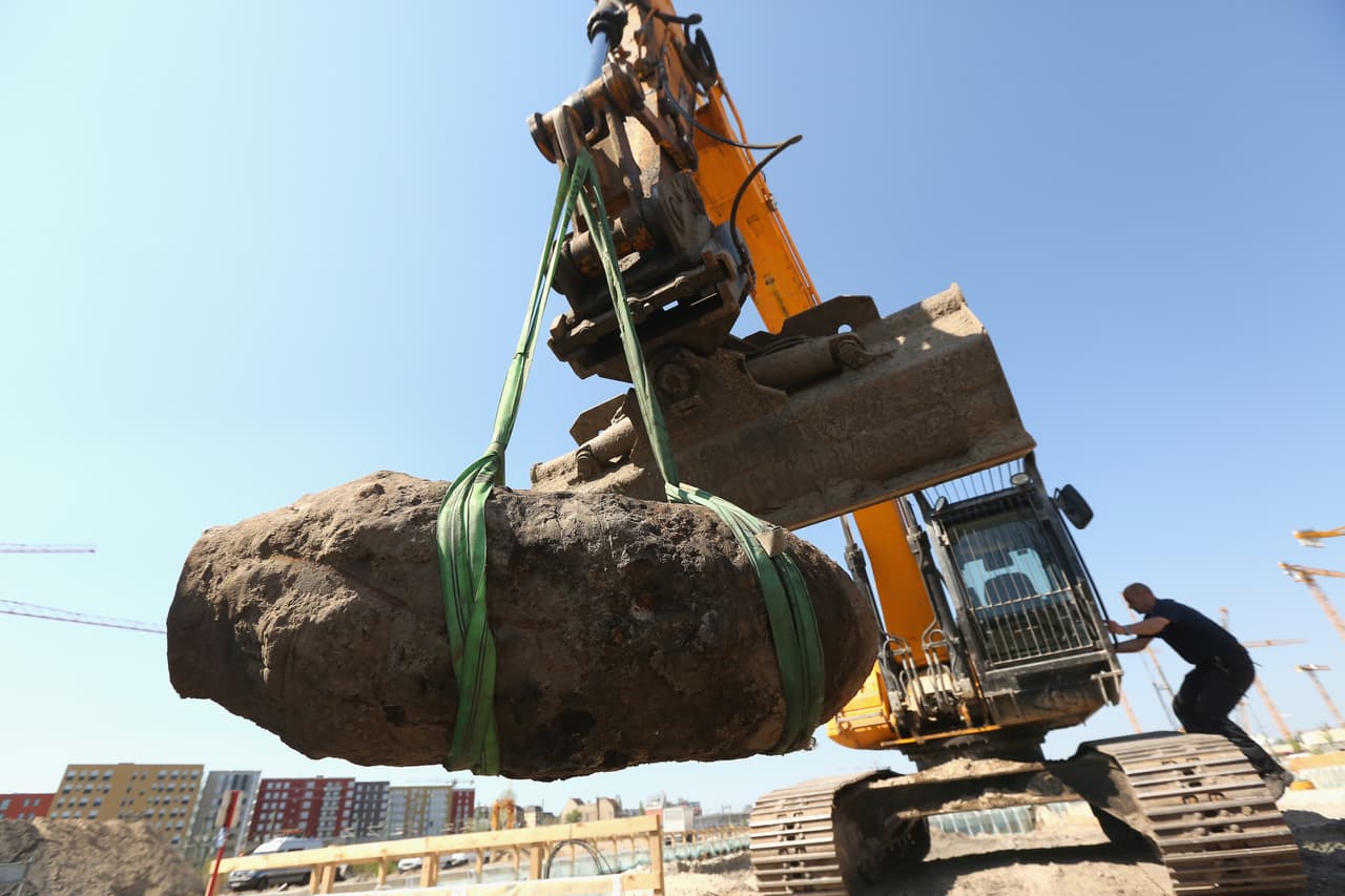 Unas 10,000 personas, entre residentes, pacientes del hospital y oficinistas, fueron evacuados a las 9:00 AM de los edificios a un radio de media milla de donde se encontraba la bomba, mientras los expertos realizaban la delicada operación.