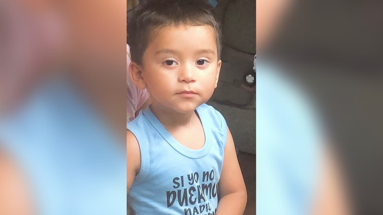 Christopher, de 3 años, mide aproximadamente 3 pies de altura, pesa entre 40 y 45 libras.
