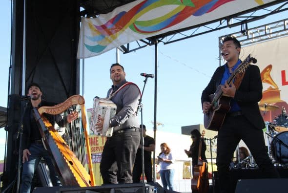 “ Los Canarios de Michoacán” pusieron a bailar a cientos de Arizoneneses en los Latin Grammy Street Parties en Phoenix, quienes no pudieron resistirse al carismático grupo de música regional mexicana, su sonido único del arpa y a sus conocidos sencillos. 