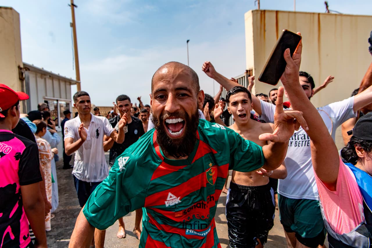Durante todo el día se ha visto a multitud de inmigrantes, algunos gritando de alegría, recorrer las calles de la ciudad autónoma española. Las autoridades sanitarias han tratado de localizar a posibles menores vulnerables y/o heridos para conducirlos a los llamados CETIs (Centros de Estancia Temporal de Inmigrantes) que ya se muestran colapsados con cientos de personas atestados en sus inmediaciones.