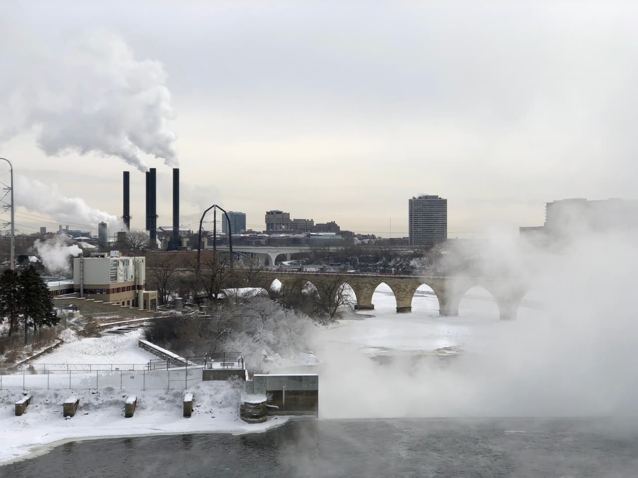 En Minnesota y el norte de Michigan las personas lucharon contra temperaturas tan bajas como -25F (-31 centígrados), dijo a Reuters Andrew Orrison, un experto del servicio meteorológico. En la fotografía el vapor se eleva de las cascadas St Anthony en el río Mississippi, en Minneapolis, Minnesota.