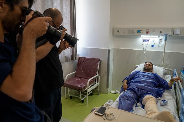 Imagen del lunes de Saeed Hamidi, iraní de 45 años herido en un ataque de Israel que mató a su esposa e hija. (Photo by Majid Saeedi/Getty Images)