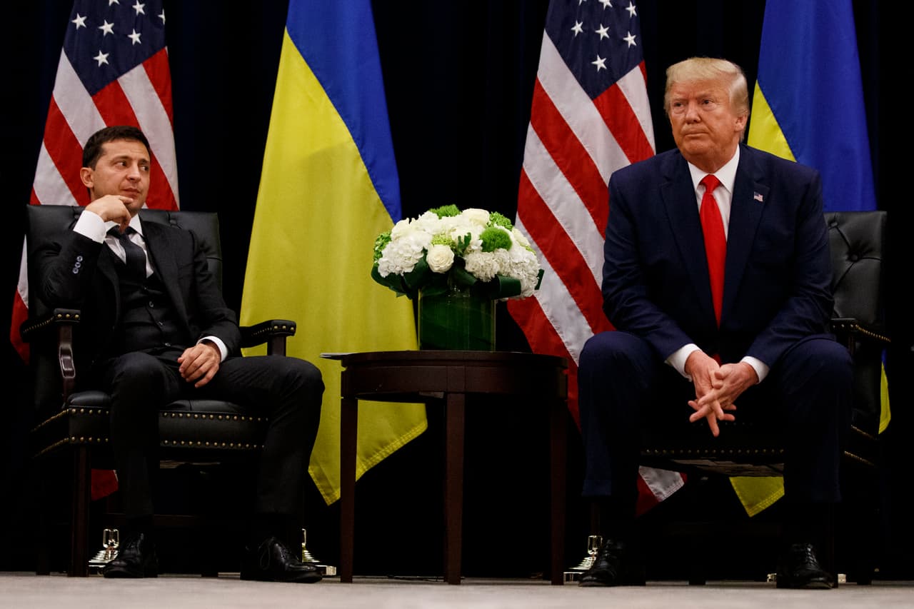 <b>Ucrania, parte 2. </b>En la llamada telefónica del 25 de julio de 2019 con el presidente ucraniano Zelensky (que activó el 
<a href="https://www.univision.com/noticias/politica/trump-se-queda-en-la-casa-blanca-pero-el-juicio-politico-cambio-muchas-cosas-en-washington">'impeachment')</a> Trump presionó para que investigara a su potencial rival electoral Joe Biden y su hijo, Hunter, sobre las infundadas acusaciones de que ayudó a expulsar a un fiscal ucraniano por una investigación en la compañía que trabaja su hijo. 
<a href="https://www.univision.com/noticias/elecciones-en-eeuu-2020/que-hizo-biden-en-ucrania-que-ahora-trump-y-sus-partidarios-quieren-que-se-investigue" target="_blank">Se trata de una teoría que no cuenta con ninguna base.</a>