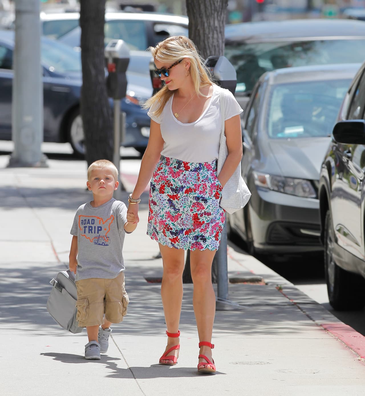 Minutos después apareció acompañada de este pequeñoa galán.