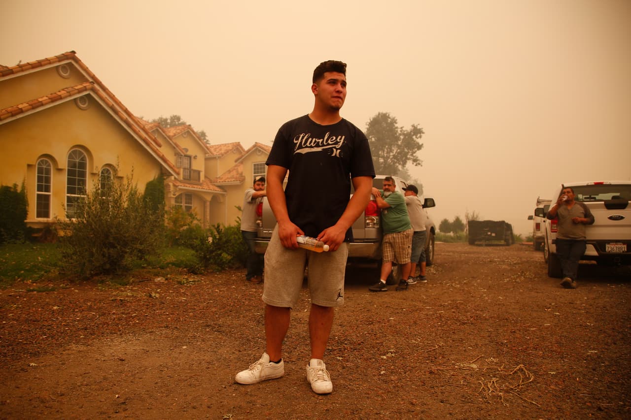 El incendio Valley ha provocado el desalojo de cientos y ha consumido 50,000 acres de terreno.