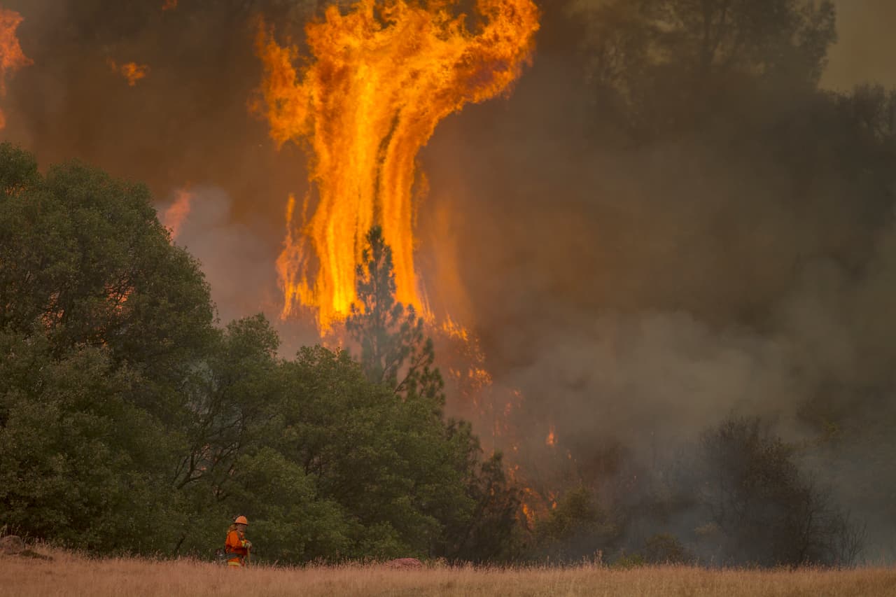 El incendio Valley ha provocado el desalojo de cientos y ha consumido 50,000 acres de terreno.