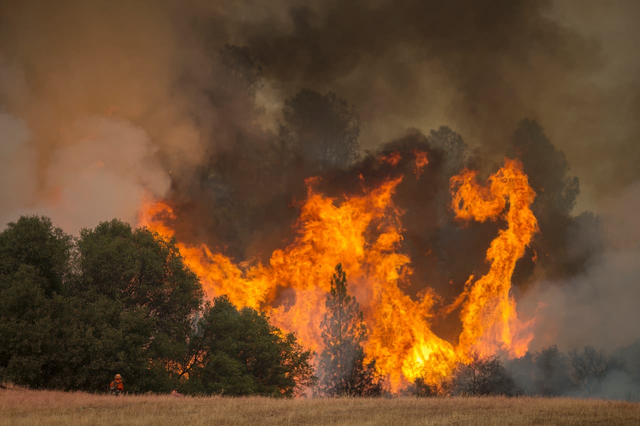 El incendio Valley ha provocado el desalojo de cientos y ha consumido 50,000 acres de terreno.
